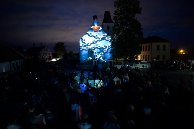 2D Historický videomapping – 750 let obce Dubné